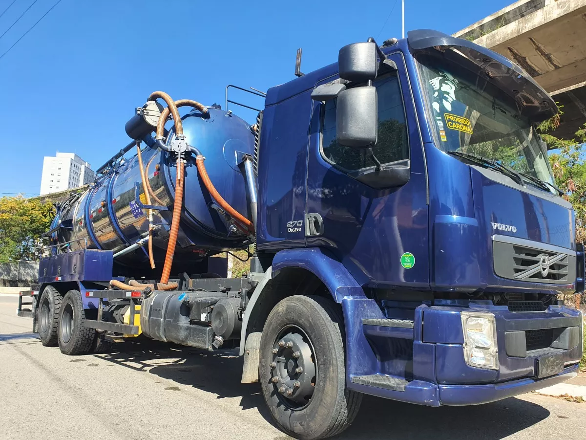 Caminhão Limpa Fossa E Hidrojato  Volvo 270 Ano 2013 6x2